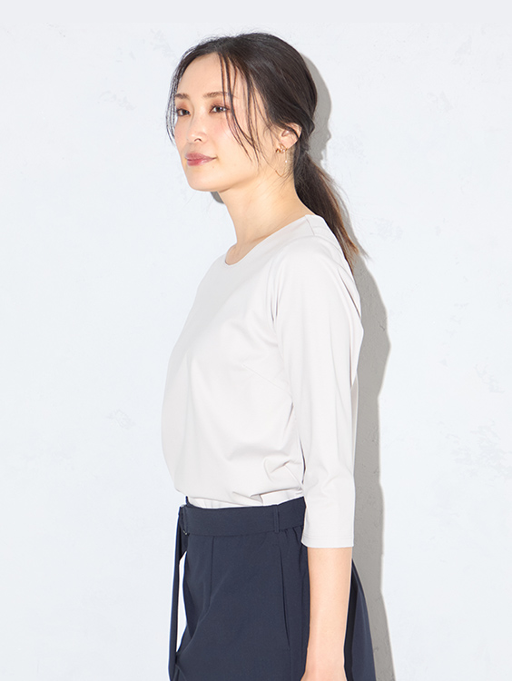 七分袖Tシャツ（ライトグレー）を着用した女性の写真2