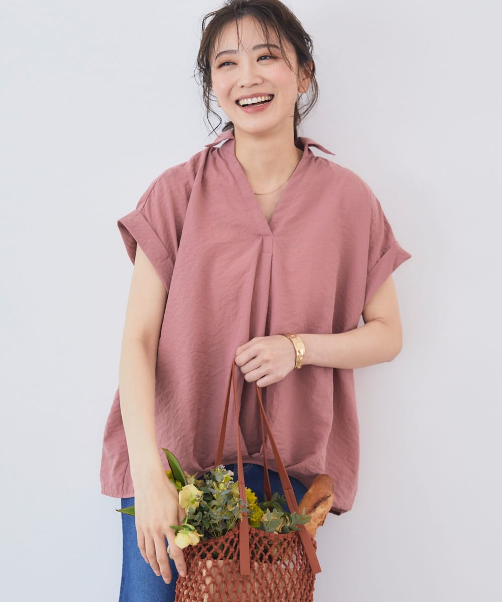 シャツ活／ツイルフロントタックブラウス ピンクを着用して花の入ったバッグを持ち正面を向いている女性