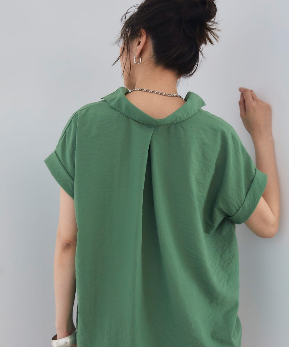 シャツ活／ツイルフロントタックブラウス グリーンを着用して背を向けている女性