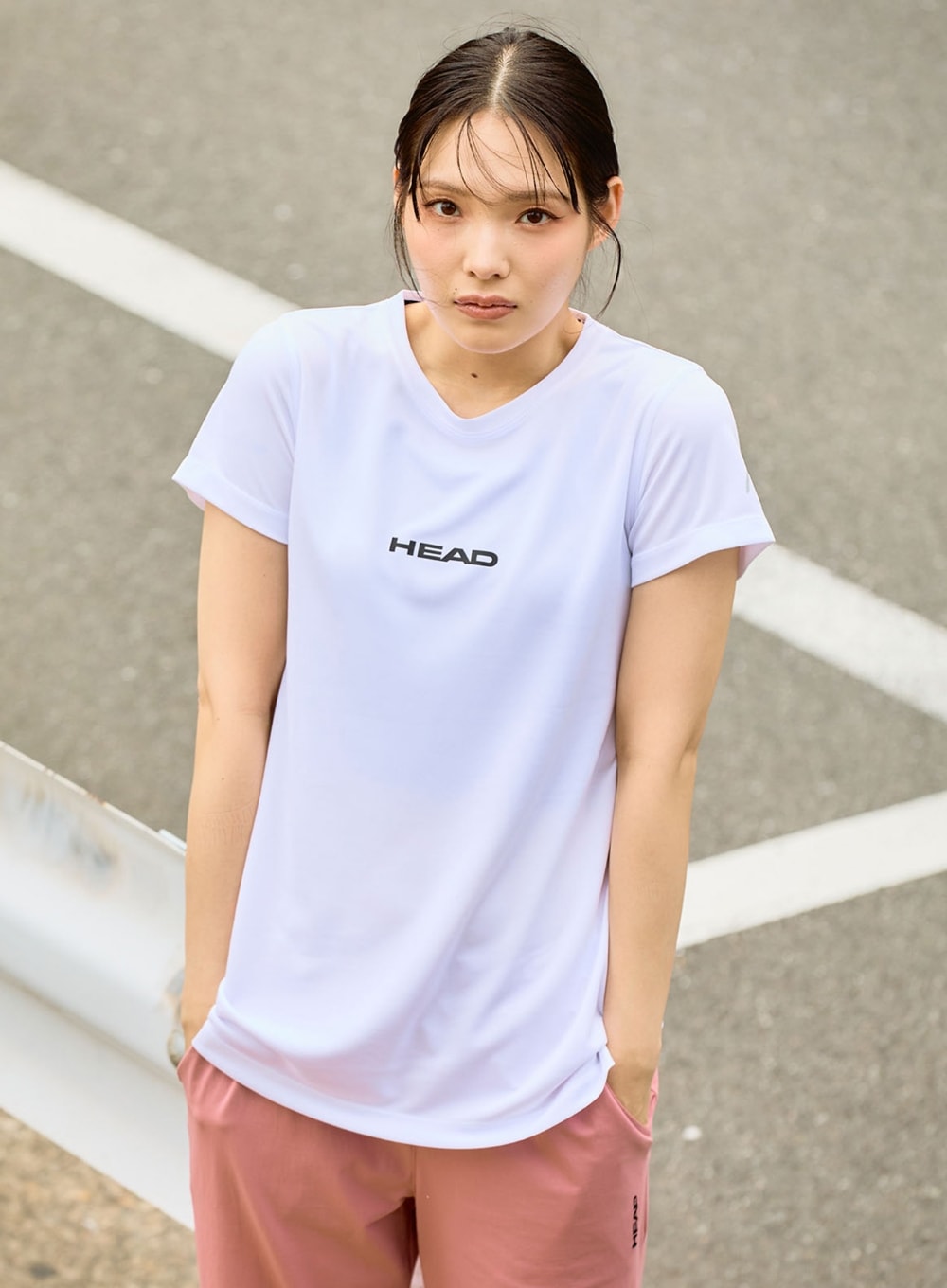 《DRY・UVカット》ドライメッシュベーシックロゴTシャツと《DRY・UV対策・ストレッチ》アクティ美ティマルチストレッチジョガーパンツを着用した女性の写真