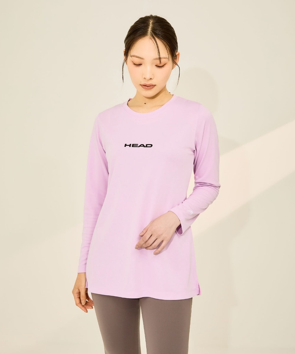 《DRY・UV対策》ドライメッシュベーシックロゴ長袖Tシャツと《DRY・UV対策・ストレッチ》コンフォートフレアパンツを着用した女性の写真２