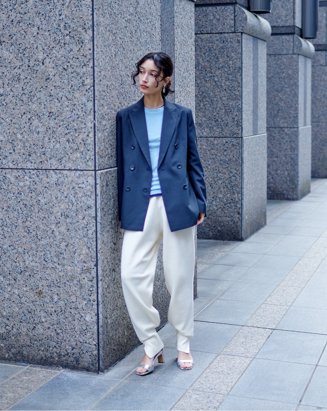 【CLEAN MOTION】 ピークドラペルブレザーとTENCEL WOOL PACK TEEと【ウォッシャブル】スウェットライクニットジョグパンを着用した女性の写真３