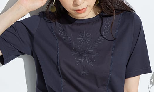 ひやさら刺繍切替プルオーバーを着用している女性モデルの画像03