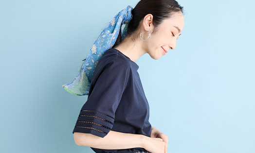 【冷感】ひやさら刺繍スリーブプルオーバー（ネイビー）を着用した女性の写真2