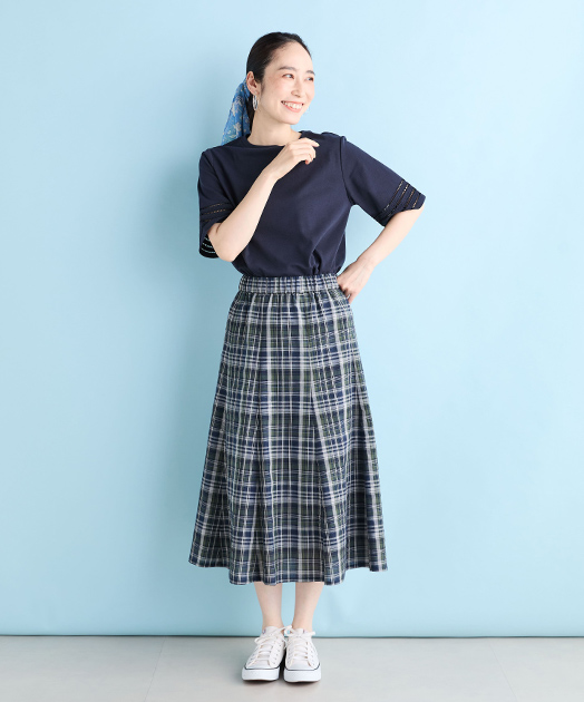 【冷感】ひやさら刺繍スリーブプルオーバー（ネイビー）を着用した女性の写真4