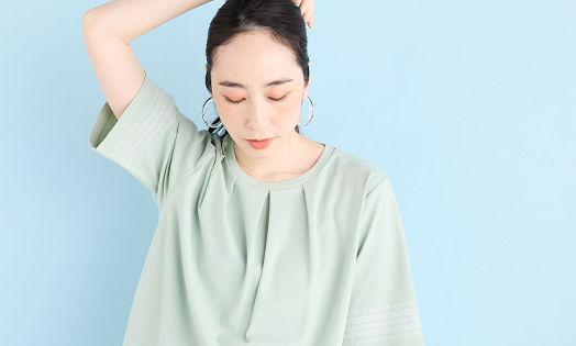 【冷感】ひやさら刺繍チュニック（グリーン）を着用した女性の写真3