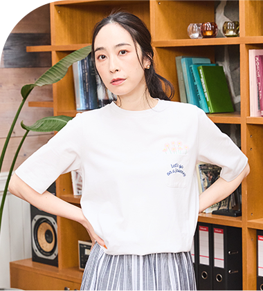 ひやさらポケットプリントTシャツを着用した女性の写真1