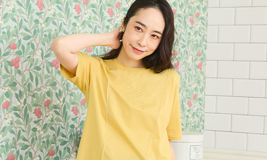 ひやさら刺しゅう切替Tシャツを着用した女性の写真4