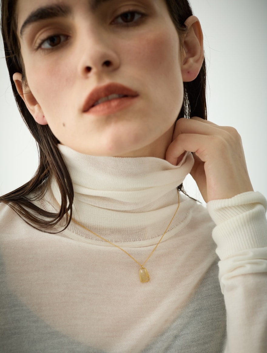 ödül SQUARE DROP NECKLACEを着用した女性の画像