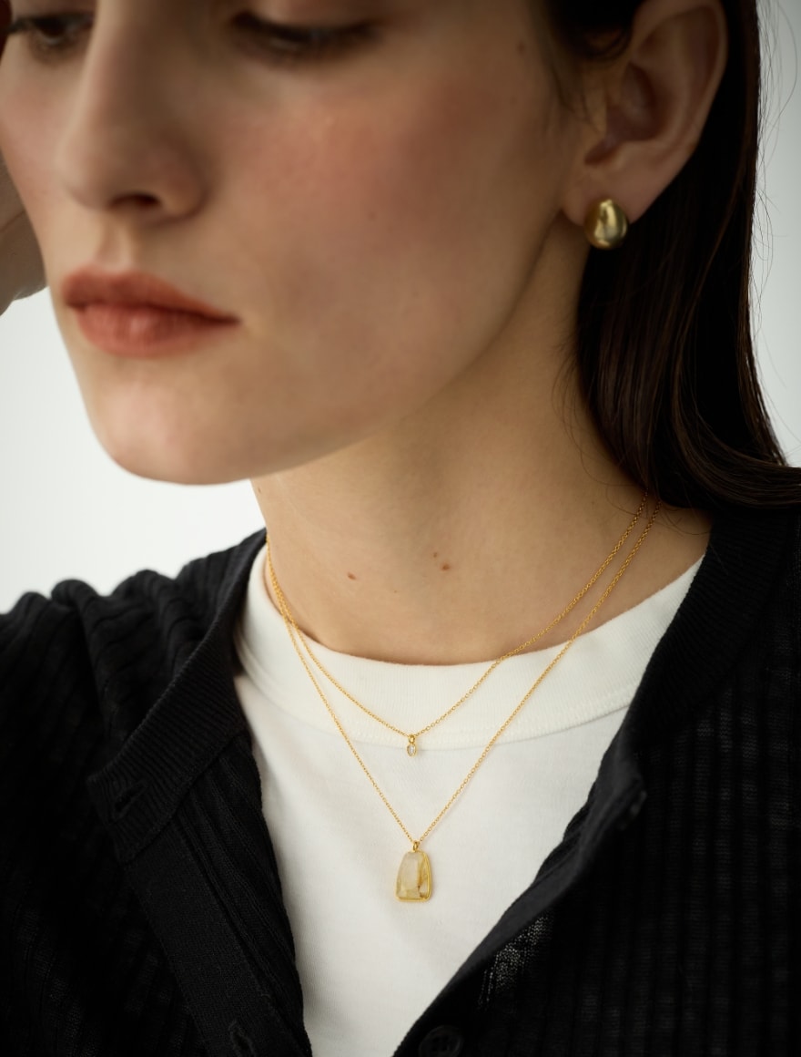 ödül SQUARE DROP NECKLACEとödül SMALL CIRCLE NECKLACEを着用した女性の画像