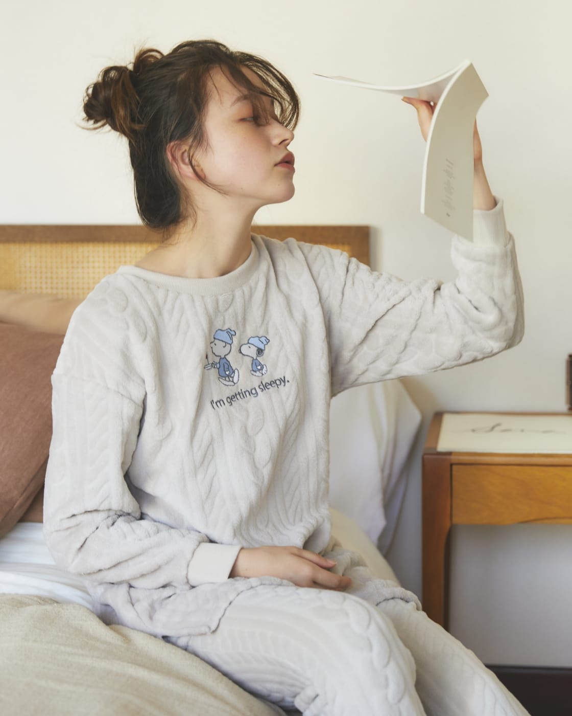 スヌーピー刺繍編み柄モコチュニック、スヌーピー刺繍編み柄モコパンツを着用している女性モデルの写真1
