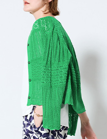 透かし編みカーディガン（グリーン）の着用イメージ