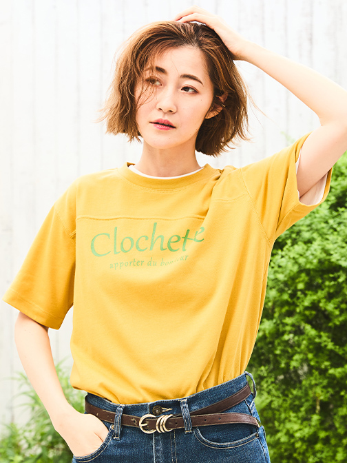 切替ロゴTシャツを着用している女性の写真2