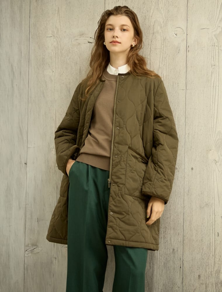 2024 AUTUMN & WINTERの洋服を着用している女性モデルの画像13